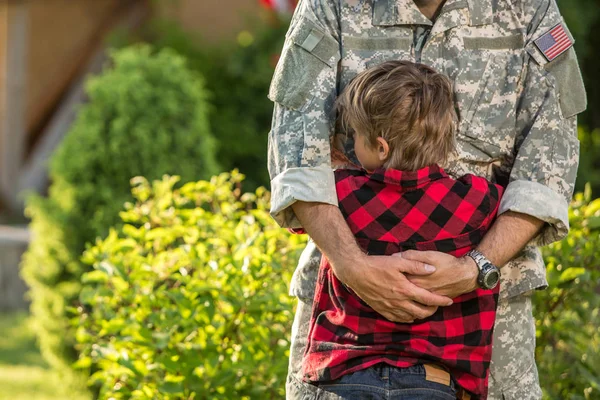 アメリカの兵士は、晴れた日に息子と再会 — ストック写真