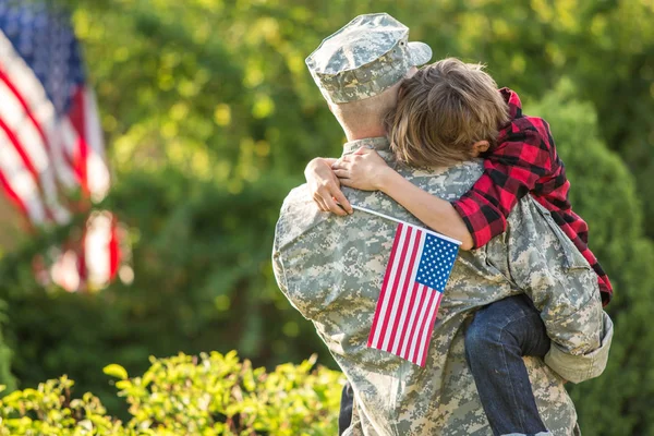 Soldado americano reunido con su hijo en un día soleado — Foto de Stock