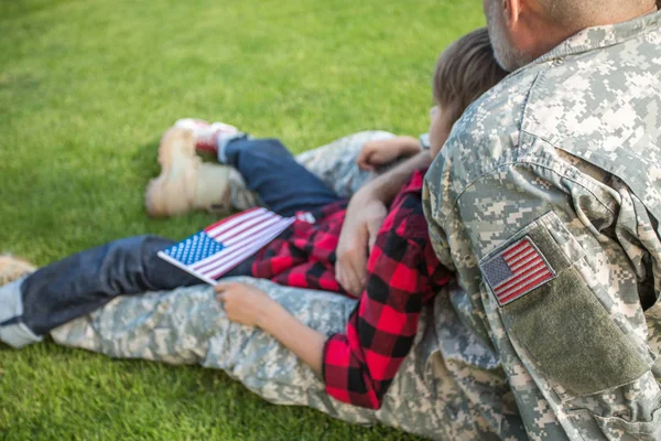 Soldado americano reunido con su hijo en un día soleado — Foto de Stock