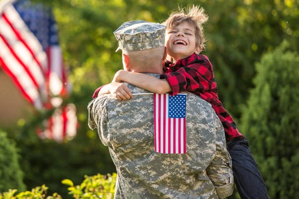 Amerikaanse soldaat herenigd met zoon op een zonnige dag — Stockfoto