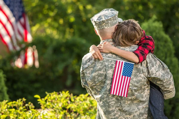 Amerikanischer Soldat an einem sonnigen Tag wieder mit Sohn vereint — Stockfoto