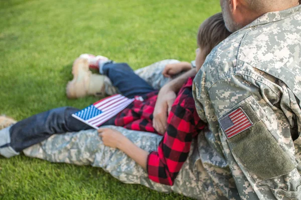 Americký voják se sešel s synem za slunečného dne Stock Snímky