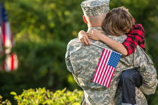 Happy reunion of soldier with family outdoors — Stock Photo, Image