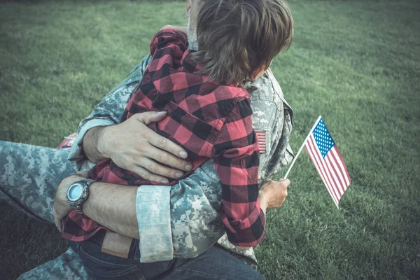 God gjenforening av soldat med familie utendørs – stockfoto