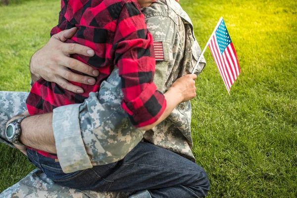 God gjenforening av soldat med familie utendørs – stockfoto