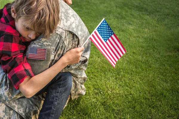 God gjenforening av soldat med familie utendørs – stockfoto