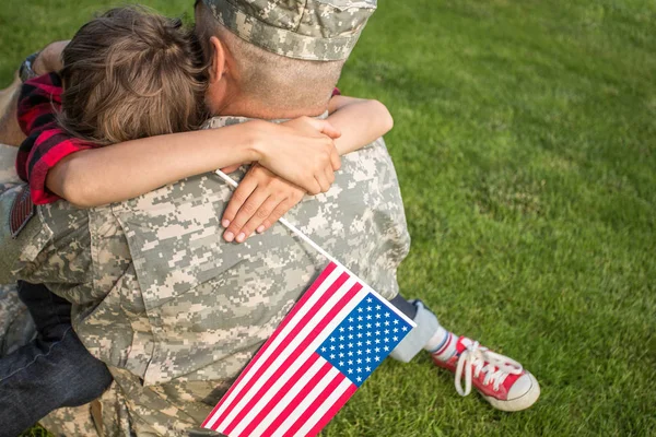 God gjenforening av soldat med familie utendørs – stockfoto