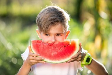 Komik eğlenceli çocuk karpuz yeme