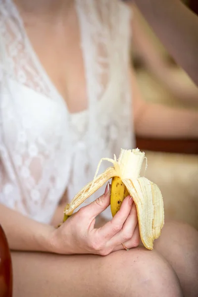 Mujer comiendo plátano —  Fotos de Stock