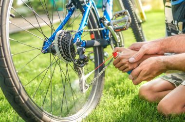 Baba ve oğul parkta Bisiklet tamir