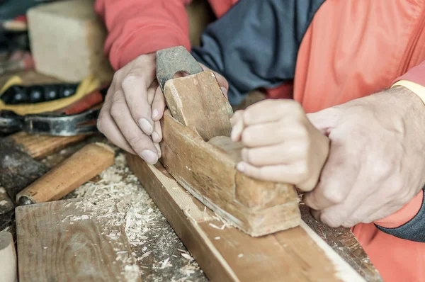 Padre e figlio lavorano insieme in un laboratorio di legno — Foto Stock