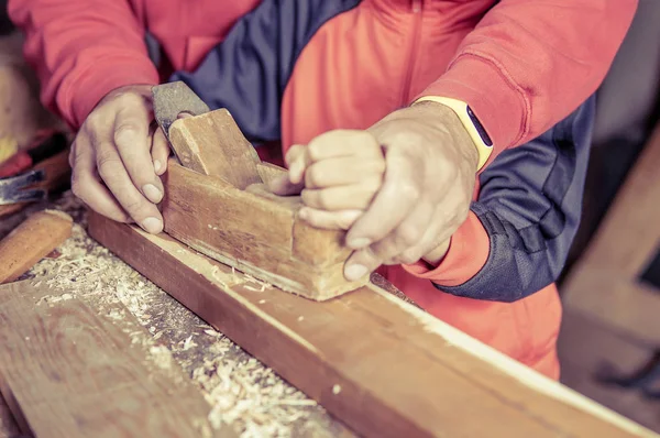 Отец и сын работают вместе в деревянной мастерской — стоковое фото