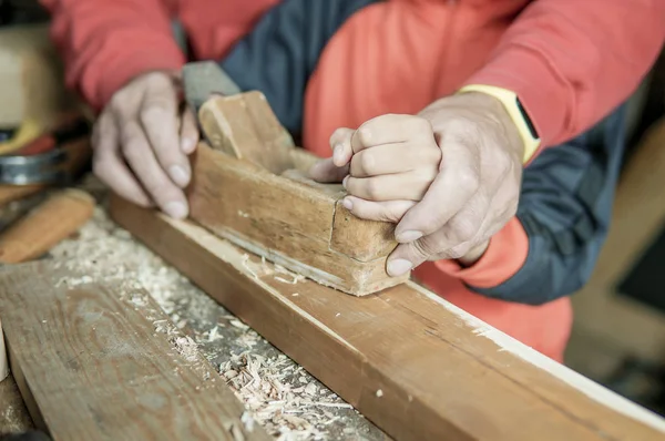 Otec a syn pracují společně v dřevěná dílna — Stock fotografie
