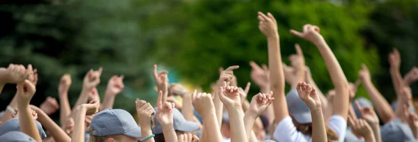 Groep van gelukkige jonge mensen met handen omhoog — Stockfoto