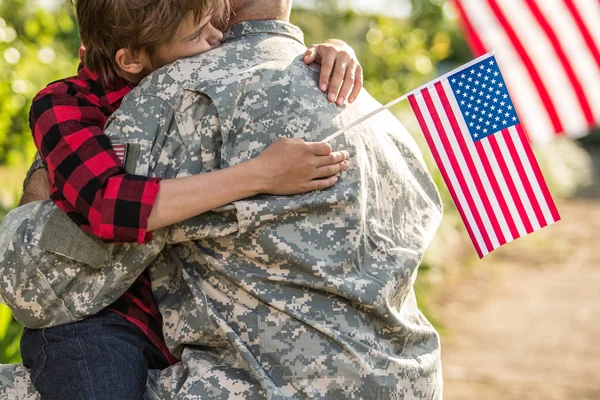 Happy reunion of soldier with family outdoors on a sunny day — Stock Photo, Image