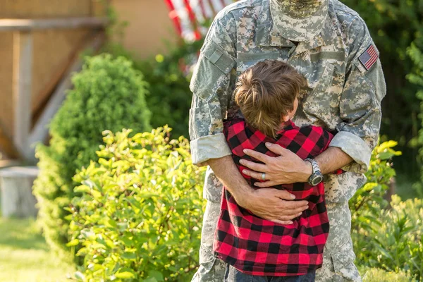 Lycklig återförening av soldat med familjen ute på en solig dag — Stockfoto