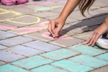 Bir kaldırımda bir tebeşir ile açık hava etkinliği boyama