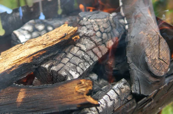 Burning wood on a barbecue — Stock Photo, Image