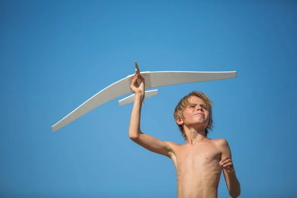 Niño con avión sobre cielo azul — Foto de Stock