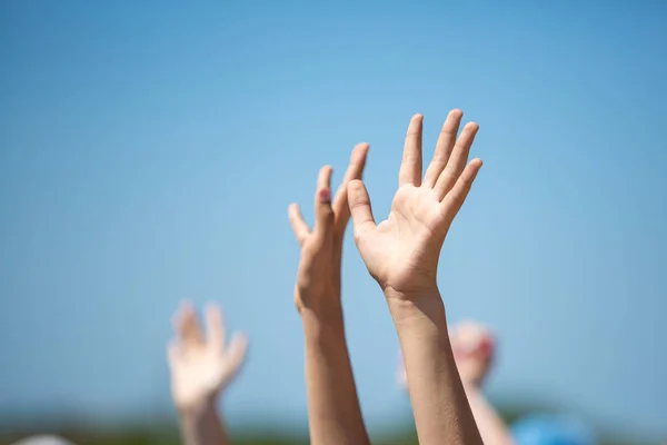 Grupo de jóvenes felices con las manos en el cielo — Foto de Stock