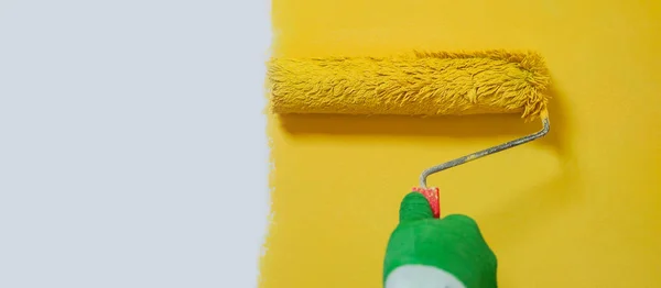 Roller brush with yellow paint — Stock Photo, Image