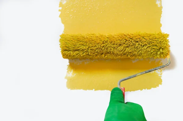 Cepillo de rodillo con pintura amarilla —  Fotos de Stock