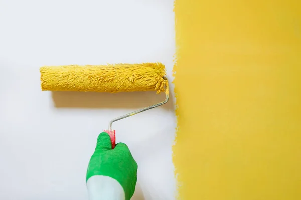 Roller brush with yellow paint — Stock Photo, Image