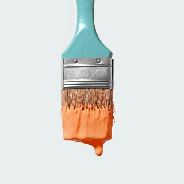 Pintura naranja sobre un pincel con una gota — Foto de Stock
