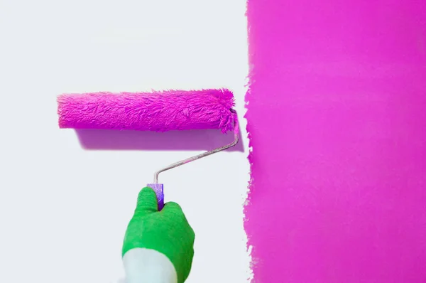 Escova de rolo com tinta de néon rosa — Fotografia de Stock