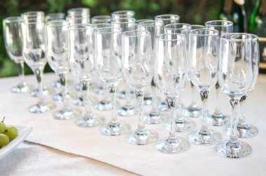 Bej masada boş kadehlerin standı 