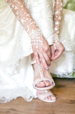 Gelin ona düğün için hazırlanıyor beyaz gelinlikle