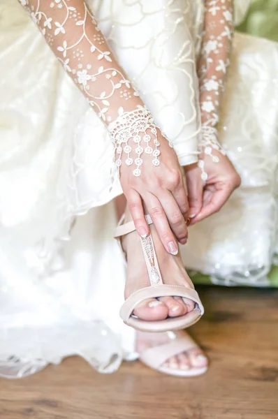 新娘穿着白色婚纱，参加她的婚礼做准备 — 图库照片