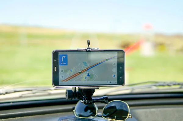 Close-up van gps-navigatiesysteem in de auto — Stockfoto