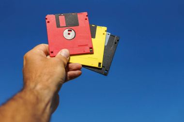 Adam disket üzerinde mavi gökyüzü el