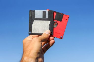 Adam disket üzerinde mavi gökyüzü el