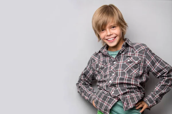 Sevimli genç mutlu çocuk gömlek giymiş — Stok fotoğraf