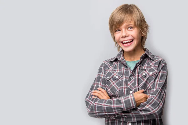 Αξιολάτρευτο νεαρό αγόρι ευτυχισμένη φορώντας πουκάμισο — Φωτογραφία Αρχείου