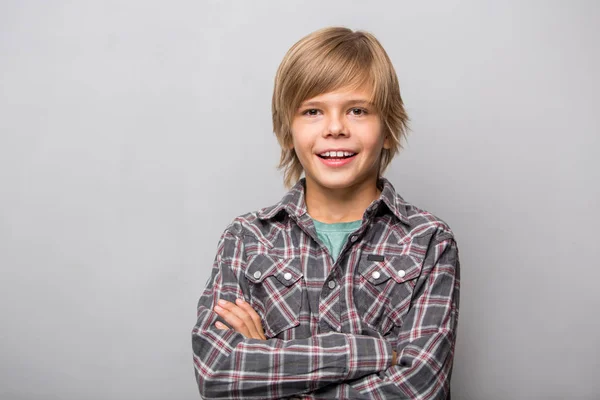 Adorável jovem menino feliz vestindo camisa — Fotografia de Stock