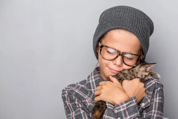 Menino adorável brincando com um gatinho — Fotografia de Stock