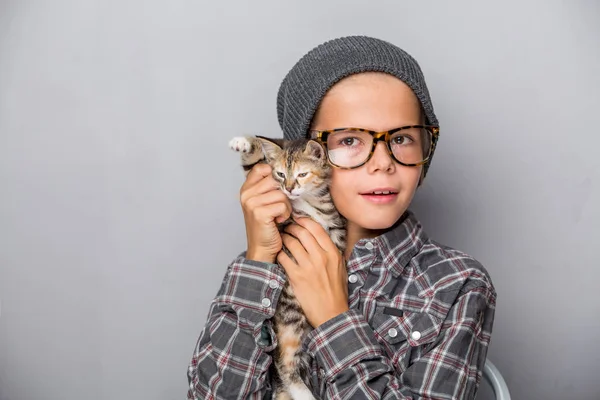 可爱的男孩和一只小猫一起玩 — 图库照片