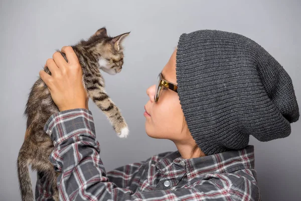 Chłopiec grający z kotkiem — Zdjęcie stockowe