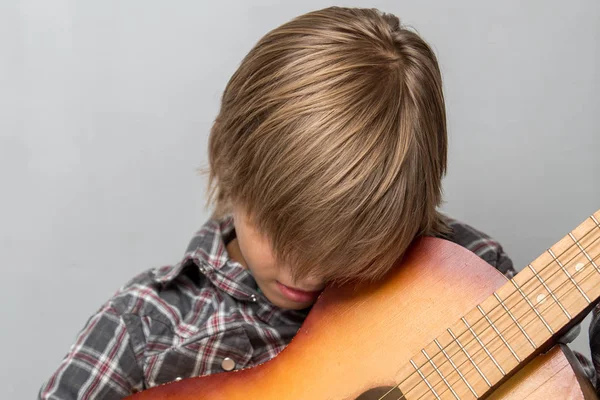 Retrato de um jovem menino branco tocar guitarra — Fotografia de Stock