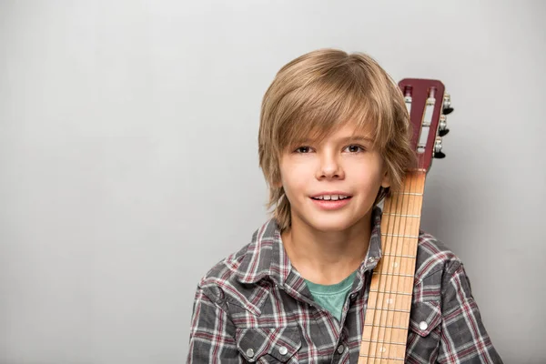 Портрет молодого белого мальчика на гитаре — стоковое фото