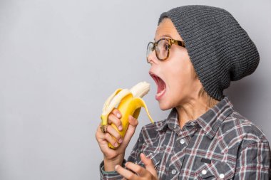 Mutlu çocuk muz yiyor