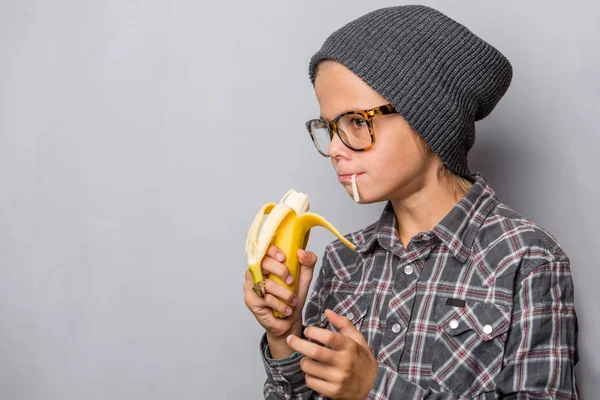Felice ragazzo mangia banana — Foto Stock