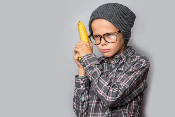 Ευτυχισμένο αγόρι τρώει μπανάνα — Φωτογραφία Αρχείου