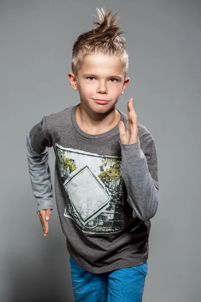 Tyylikäs 10-vuotias eurooppalainen poika — kuvapankkivalokuva