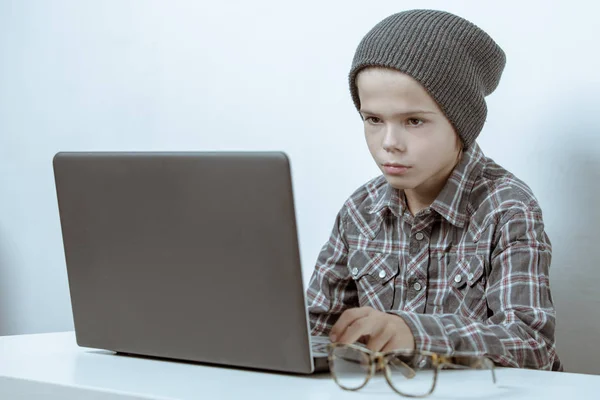 İzole dizüstü bilgisayarda çalışan şirin çocuk — Stok fotoğraf