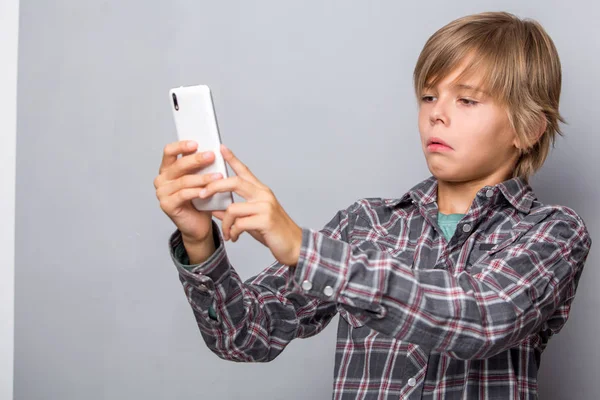 Söt tonårspojke att göra selfie med roliga ansikte — Stockfoto