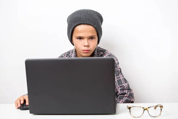 Leuke jongen laptop op zijn kamer bezig — Stockfoto